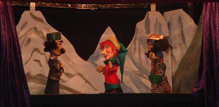 Kaperl mit Räuber und Polizist vor der Teufelshöhle