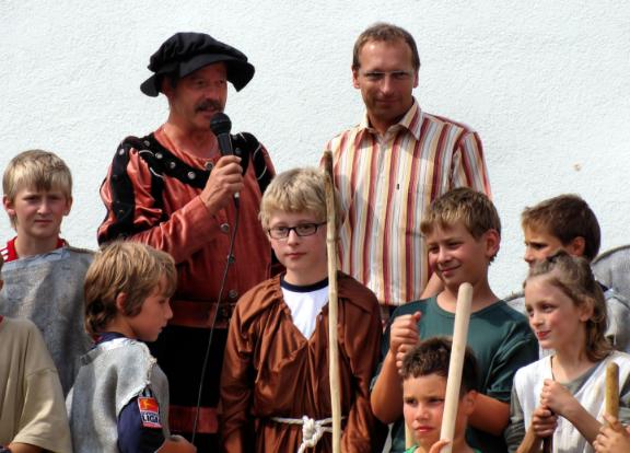 Herr Fakler f&uuml;hrt am Mittelalterfest seinen Nachfolger Herrn Hagemann ein.