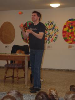 Josef Koller jongliert mit "Mandarinen".